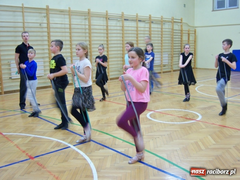 Zdjęcie w galerii na portalu naszraciborz.pl: Warsztaty tańca towarzyskiego dla dzieci w ramach XIII Karnawałowej Rewii Tańca wiadomości z regionu