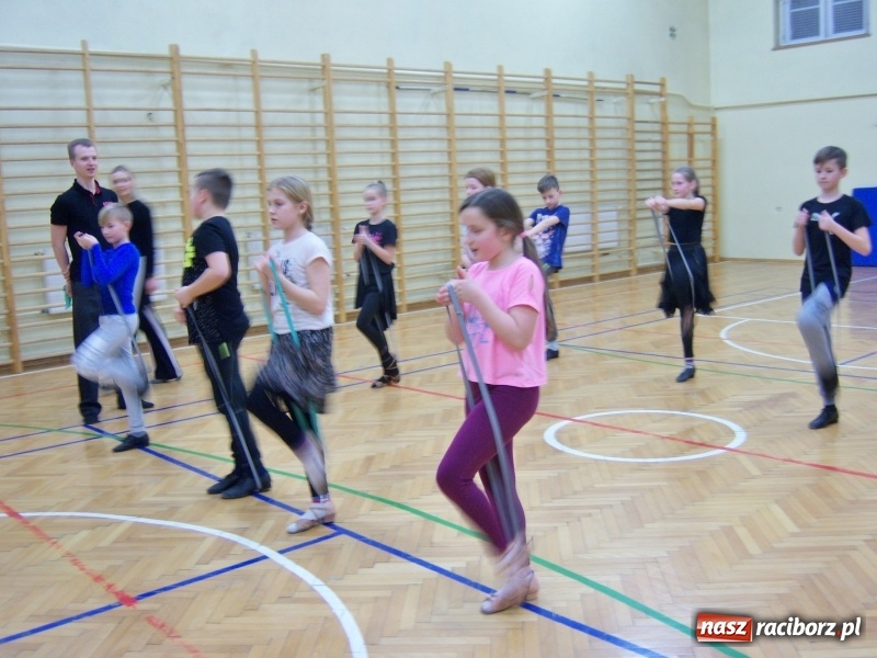 Zdjęcie w galerii na portalu naszraciborz.pl: Warsztaty tańca towarzyskiego dla dzieci w ramach XIII Karnawałowej Rewii Tańca wiadomości z regionu
