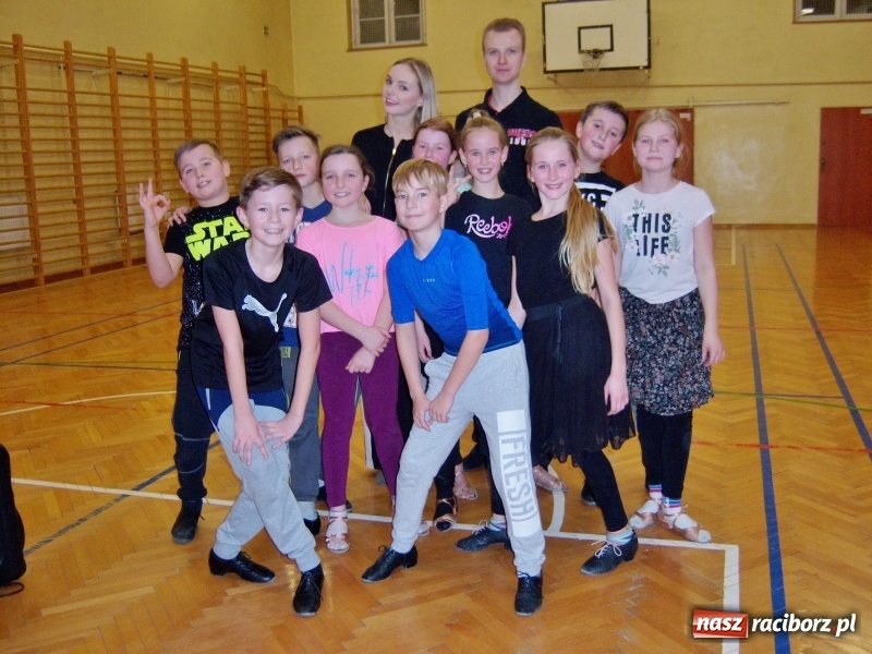 Zdjęcie w galerii na portalu naszraciborz.pl: Warsztaty tańca towarzyskiego dla dzieci w ramach XIII Karnawałowej Rewii Tańca wiadomości z regionu