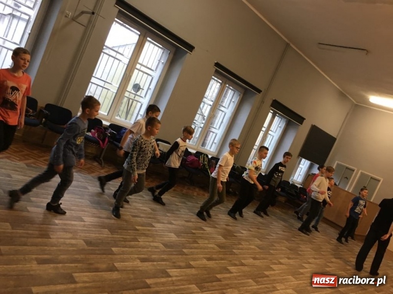 Zdjęcie w galerii na portalu naszraciborz.pl: Warsztaty tańca towarzyskiego dla dzieci w ramach XIII Karnawałowej Rewii Tańca wiadomości z regionu