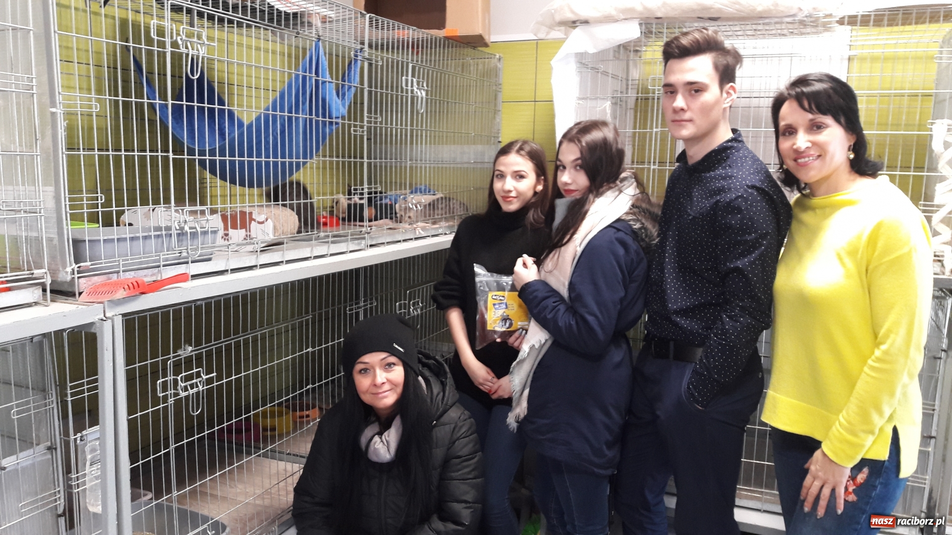 Zdjęcie w galerii na portalu naszraciborz.pl: Uczniowie II LO w schronisku dla zwierząt wiadomości z regionu