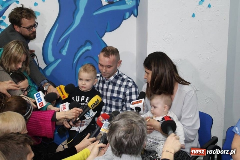 Zdjęcie w galerii na portalu naszraciborz.pl: Wzruszająca historia. Trzyletni Mikołaj, uratowany z płonącego auta, wrócił do domu wiadomości z regionu