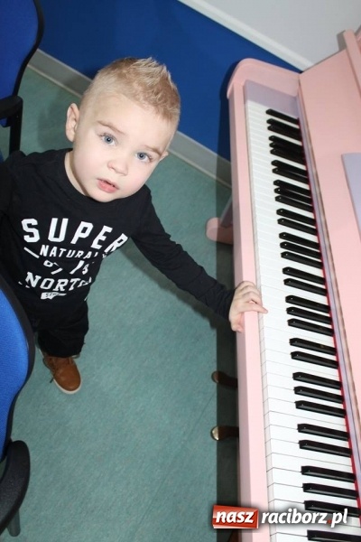 Zdjęcie w galerii na portalu naszraciborz.pl: Wzruszająca historia. Trzyletni Mikołaj, uratowany z płonącego auta, wrócił do domu wiadomości z regionu