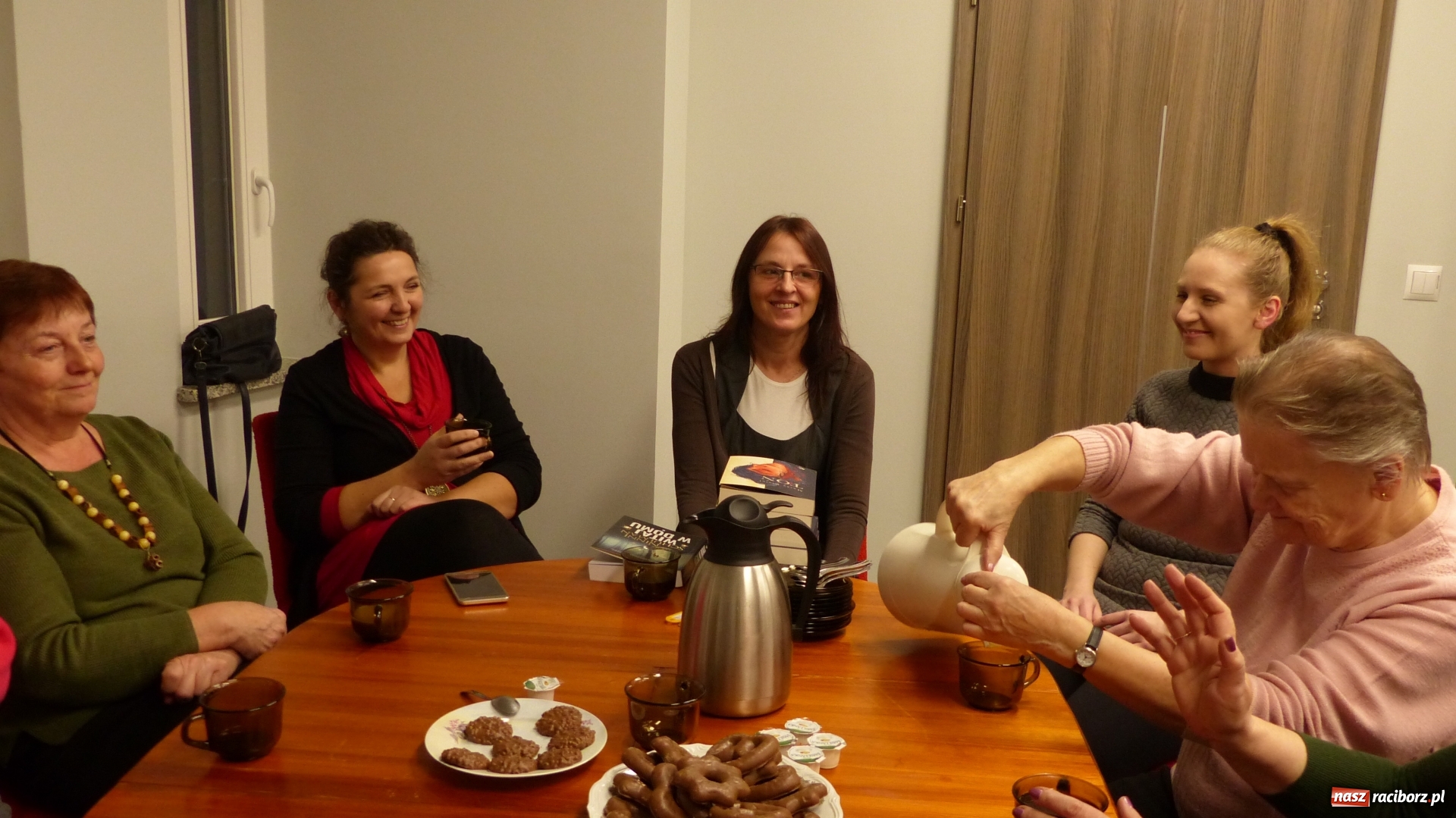 Zdjęcie w galerii na portalu naszraciborz.pl: Dyskusyjny Klub Książki w raciborskiej bibliotece rośnie w siłę  wiadomości z regionu