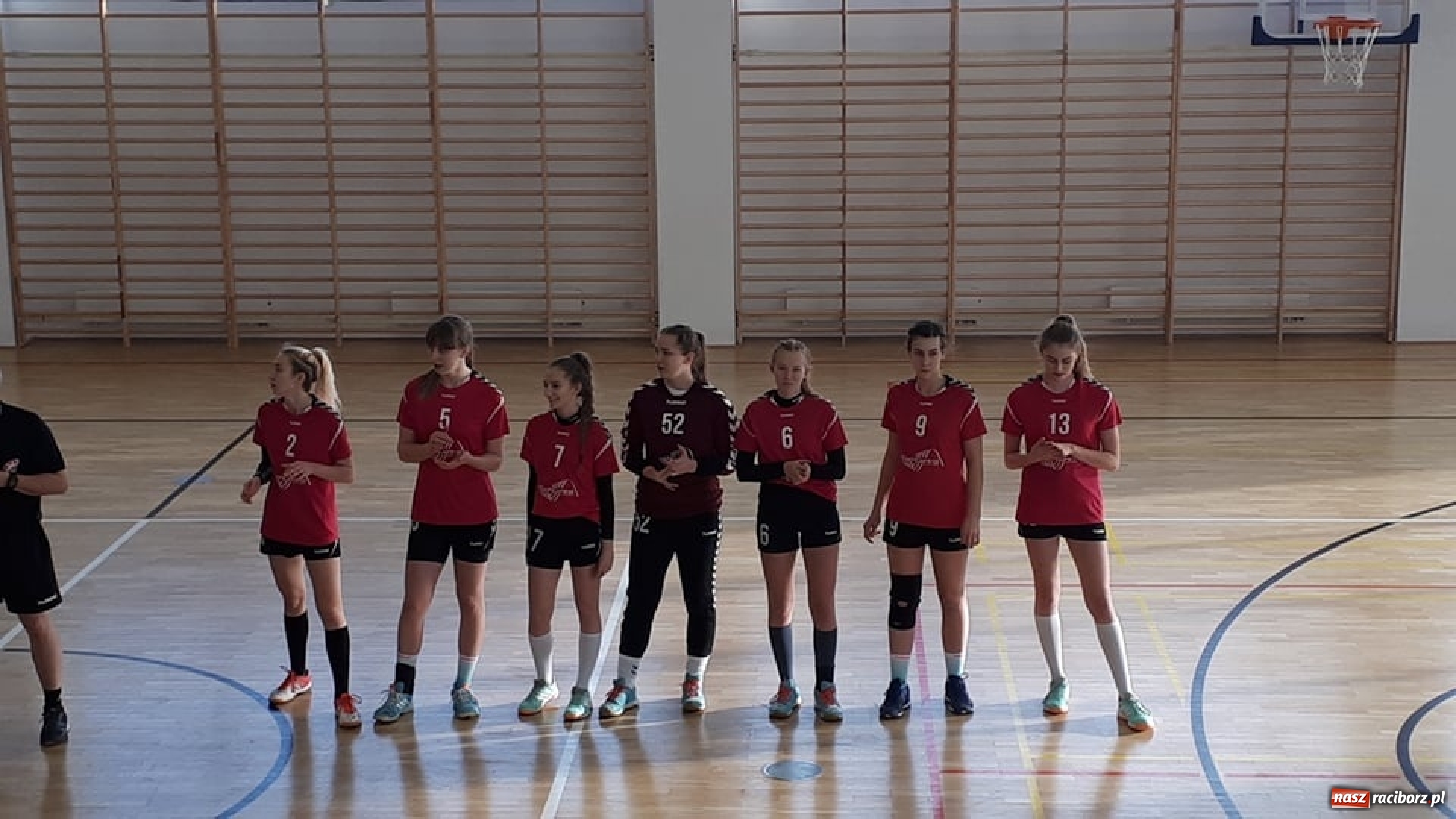 Zdjęcie w galerii na portalu naszraciborz.pl: Kapitalna gra piłkarek ręcznych UKS Pietrowice Wielkie w 1/16 Mistrzostw Polski Juniorek wiadomości z regionu