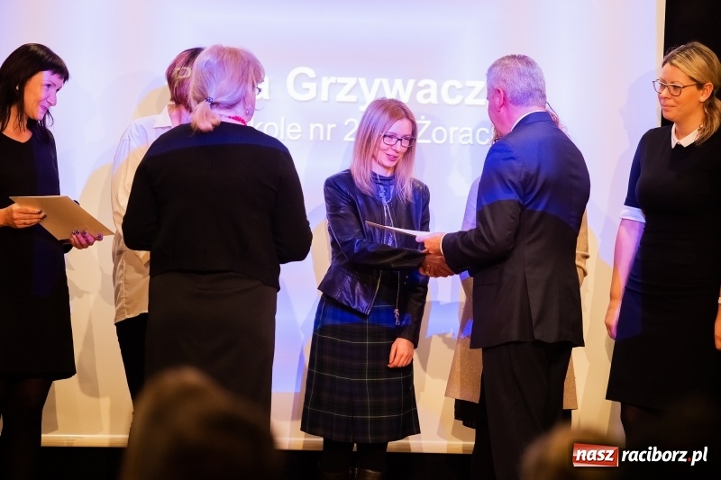 Zdjęcie w galerii na portalu naszraciborz.pl: Nauczyciele z regionu odebrali akty mianowania na nauczyciela dyplomowanego wiadomości z regionu