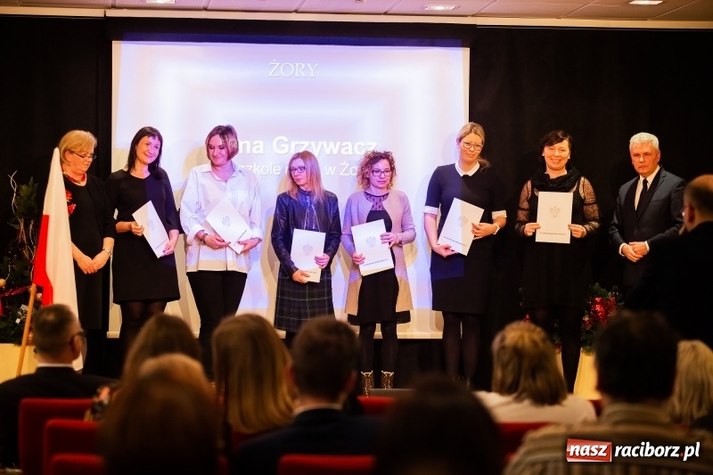 Zdjęcie w galerii na portalu naszraciborz.pl: Nauczyciele z regionu odebrali akty mianowania na nauczyciela dyplomowanego wiadomości z regionu