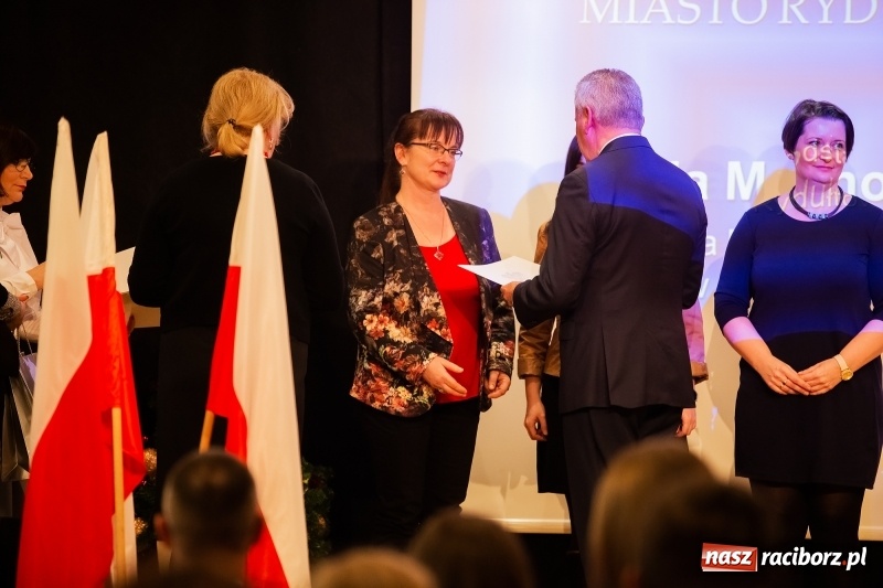 Zdjęcie w galerii na portalu naszraciborz.pl: Nauczyciele z regionu odebrali akty mianowania na nauczyciela dyplomowanego wiadomości z regionu