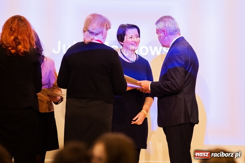 Zdjęcie w galerii na portalu naszraciborz.pl: Nauczyciele z regionu odebrali akty mianowania na nauczyciela dyplomowanego wiadomości z regionu