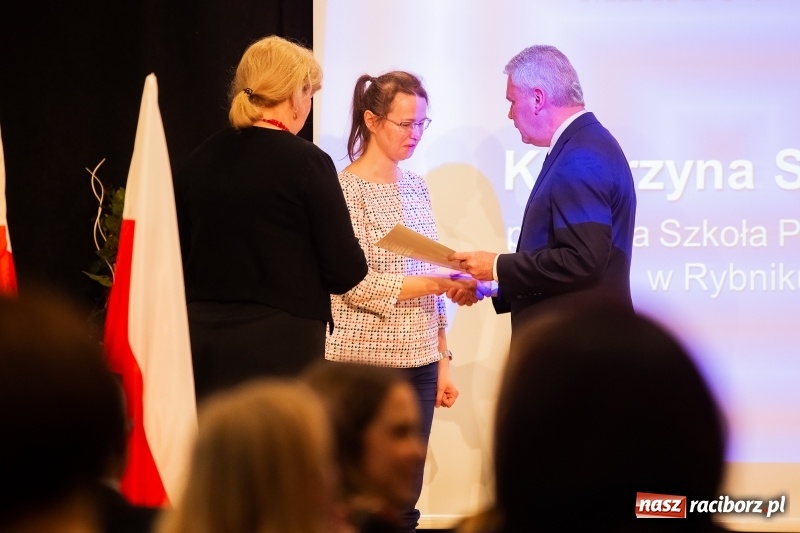Zdjęcie w galerii na portalu naszraciborz.pl: Nauczyciele z regionu odebrali akty mianowania na nauczyciela dyplomowanego wiadomości z regionu