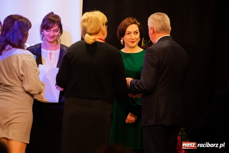 Zdjęcie w galerii na portalu naszraciborz.pl: Nauczyciele z regionu odebrali akty mianowania na nauczyciela dyplomowanego wiadomości z regionu