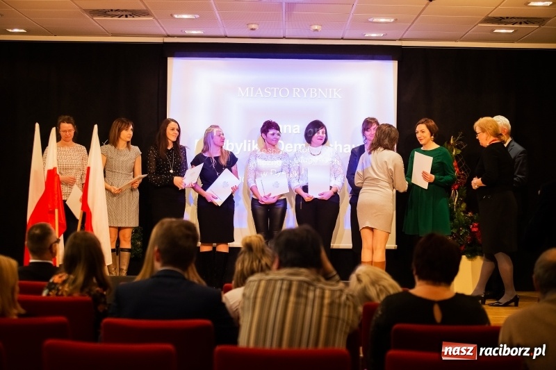 Zdjęcie w galerii na portalu naszraciborz.pl: Nauczyciele z regionu odebrali akty mianowania na nauczyciela dyplomowanego wiadomości z regionu