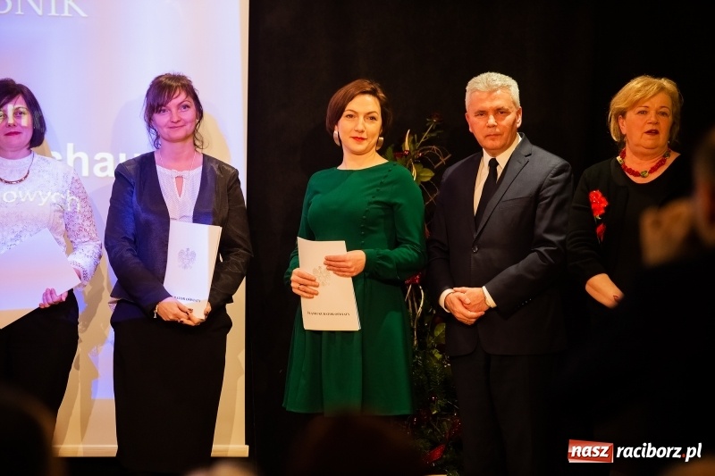 Zdjęcie w galerii na portalu naszraciborz.pl: Nauczyciele z regionu odebrali akty mianowania na nauczyciela dyplomowanego wiadomości z regionu