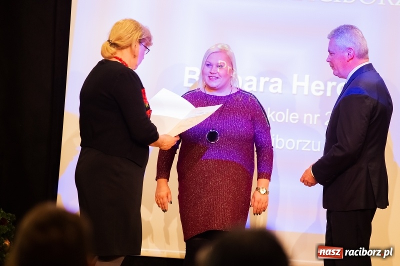 Zdjęcie w galerii na portalu naszraciborz.pl: Nauczyciele z regionu odebrali akty mianowania na nauczyciela dyplomowanego wiadomości z regionu