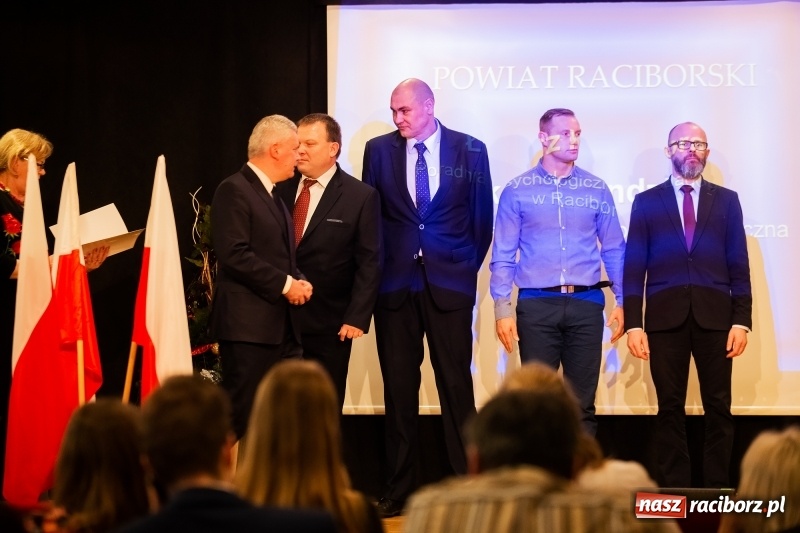 Zdjęcie w galerii na portalu naszraciborz.pl: Nauczyciele z regionu odebrali akty mianowania na nauczyciela dyplomowanego wiadomości z regionu