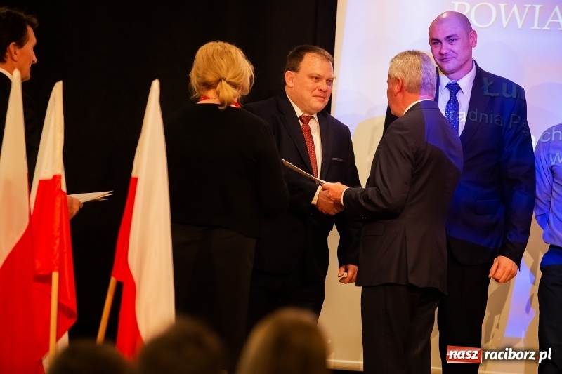 Zdjęcie w galerii na portalu naszraciborz.pl: Nauczyciele z regionu odebrali akty mianowania na nauczyciela dyplomowanego wiadomości z regionu