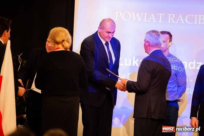 Zdjęcie w galerii na portalu naszraciborz.pl: Nauczyciele z regionu odebrali akty mianowania na nauczyciela dyplomowanego wiadomości z regionu