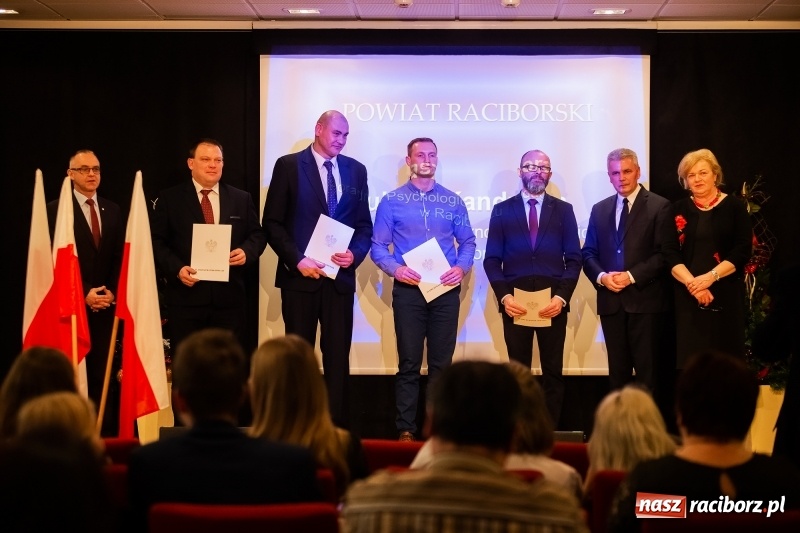 Zdjęcie w galerii na portalu naszraciborz.pl: Nauczyciele z regionu odebrali akty mianowania na nauczyciela dyplomowanego wiadomości z regionu