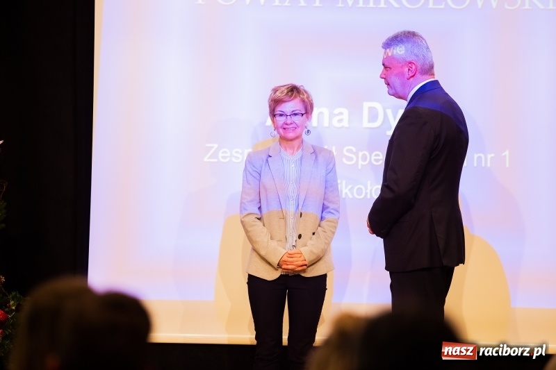 Zdjęcie w galerii na portalu naszraciborz.pl: Nauczyciele z regionu odebrali akty mianowania na nauczyciela dyplomowanego wiadomości z regionu