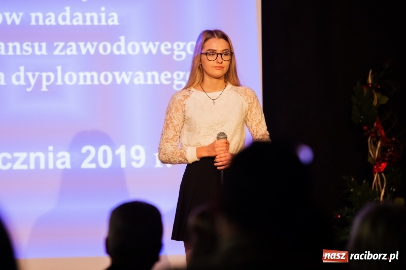 Zdjęcie w galerii na portalu naszraciborz.pl: Nauczyciele z regionu odebrali akty mianowania na nauczyciela dyplomowanego wiadomości z regionu