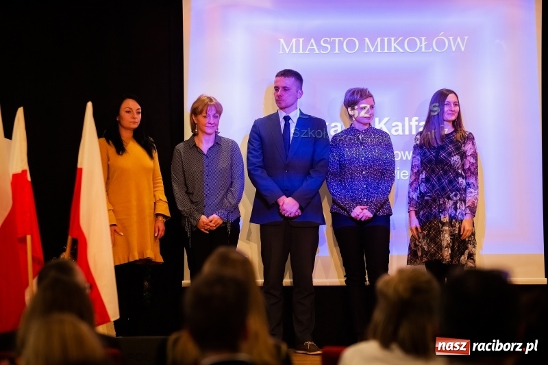 Zdjęcie w galerii na portalu naszraciborz.pl: Nauczyciele z regionu odebrali akty mianowania na nauczyciela dyplomowanego wiadomości z regionu