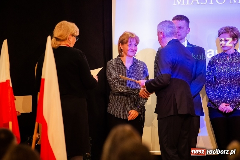 Zdjęcie w galerii na portalu naszraciborz.pl: Nauczyciele z regionu odebrali akty mianowania na nauczyciela dyplomowanego wiadomości z regionu