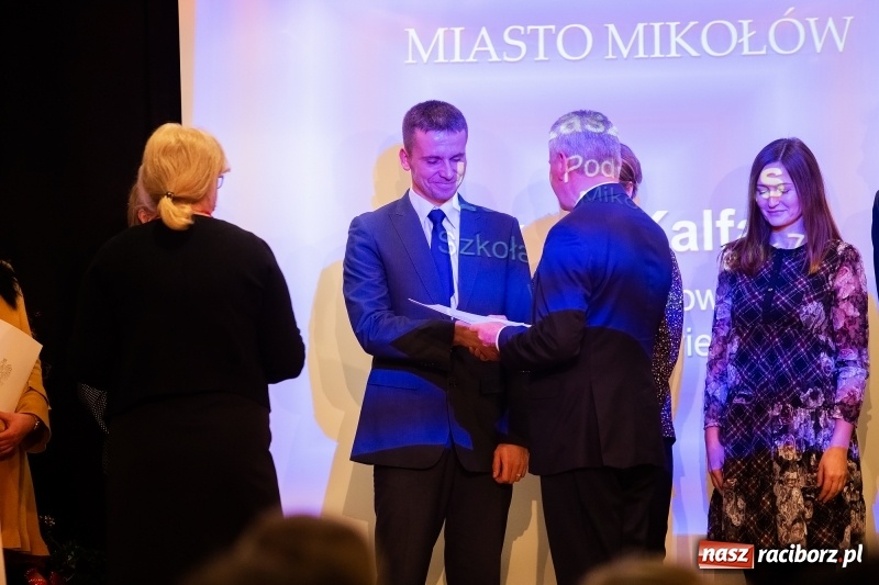 Zdjęcie w galerii na portalu naszraciborz.pl: Nauczyciele z regionu odebrali akty mianowania na nauczyciela dyplomowanego wiadomości z regionu