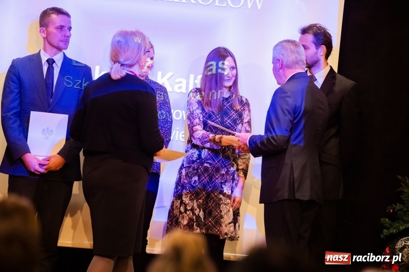 Zdjęcie w galerii na portalu naszraciborz.pl: Nauczyciele z regionu odebrali akty mianowania na nauczyciela dyplomowanego wiadomości z regionu