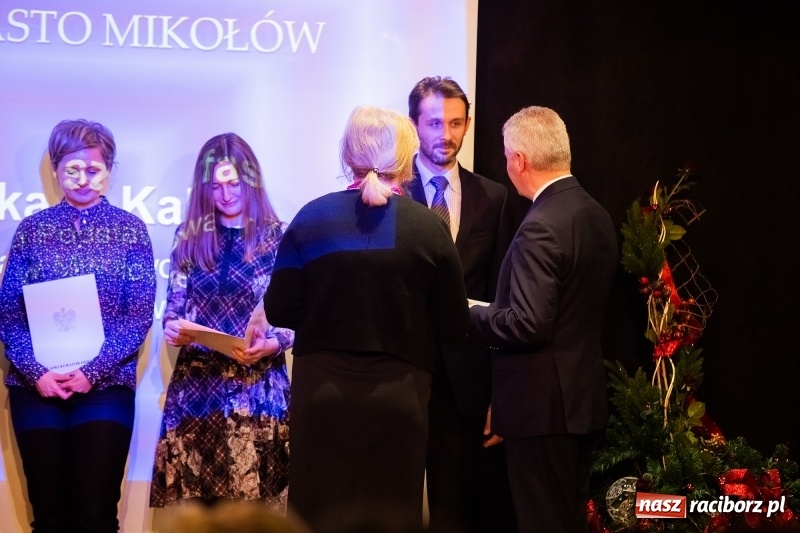 Zdjęcie w galerii na portalu naszraciborz.pl: Nauczyciele z regionu odebrali akty mianowania na nauczyciela dyplomowanego wiadomości z regionu