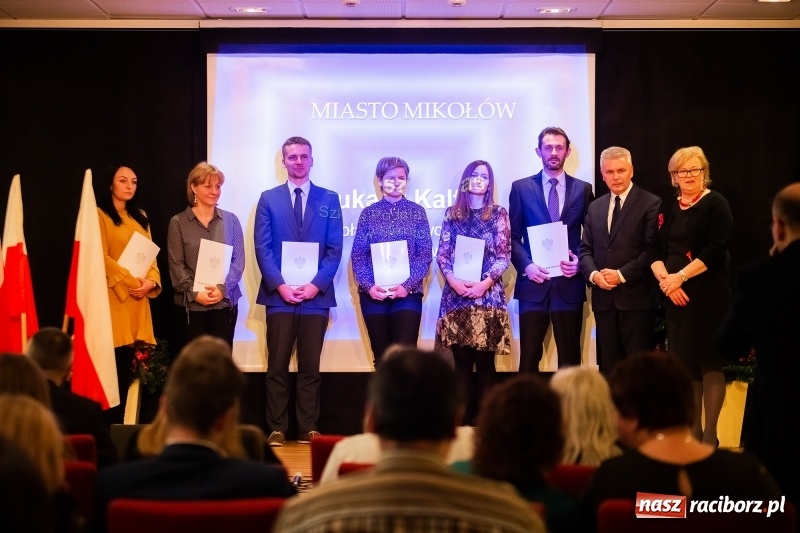 Zdjęcie w galerii na portalu naszraciborz.pl: Nauczyciele z regionu odebrali akty mianowania na nauczyciela dyplomowanego wiadomości z regionu