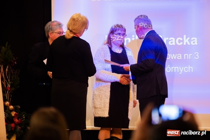 Zdjęcie w galerii na portalu naszraciborz.pl: Nauczyciele z regionu odebrali akty mianowania na nauczyciela dyplomowanego wiadomości z regionu