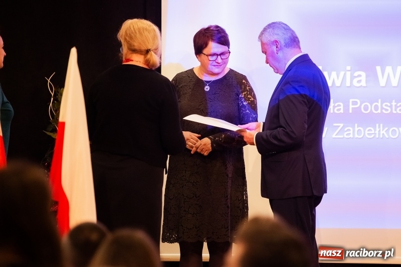 Zdjęcie w galerii na portalu naszraciborz.pl: Nauczyciele z regionu odebrali akty mianowania na nauczyciela dyplomowanego wiadomości z regionu