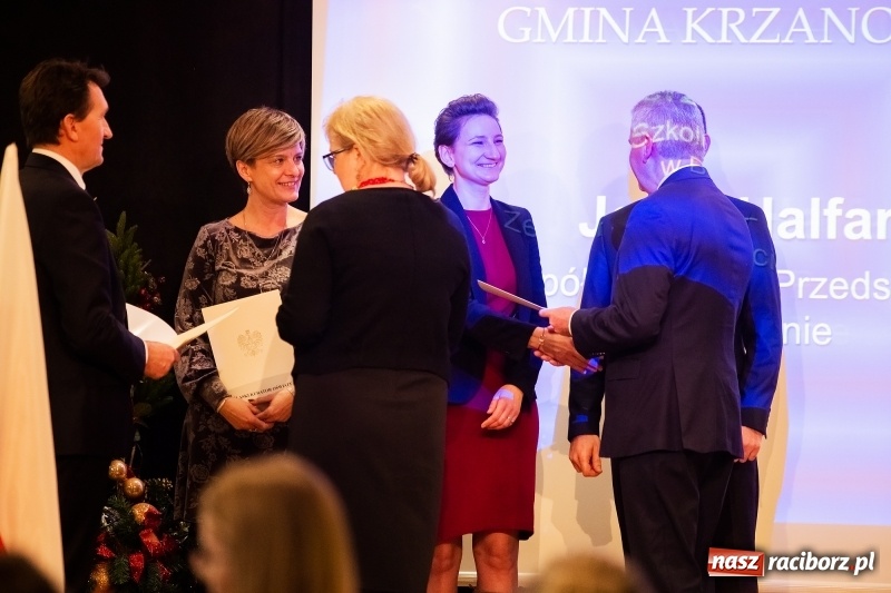 Zdjęcie w galerii na portalu naszraciborz.pl: Nauczyciele z regionu odebrali akty mianowania na nauczyciela dyplomowanego wiadomości z regionu