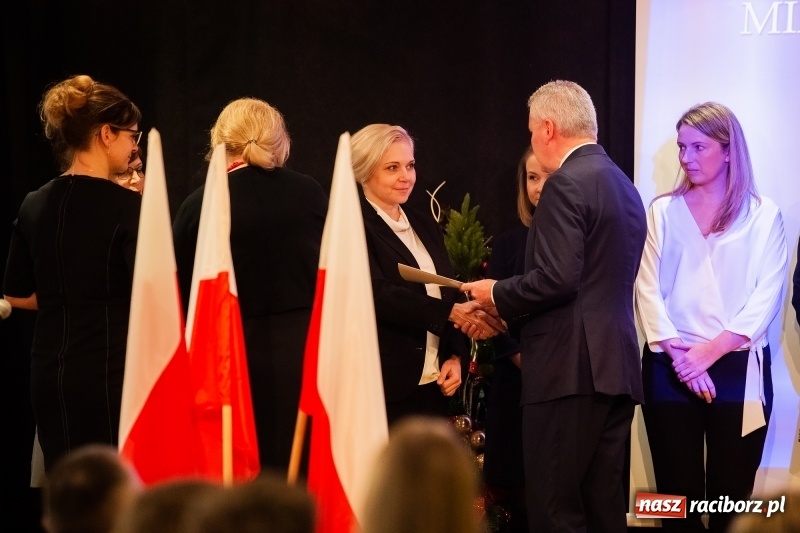 Zdjęcie w galerii na portalu naszraciborz.pl: Nauczyciele z regionu odebrali akty mianowania na nauczyciela dyplomowanego wiadomości z regionu