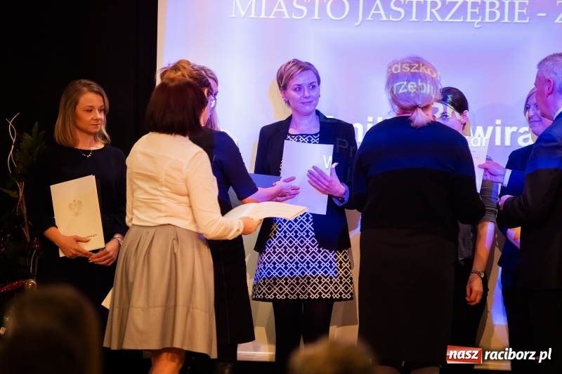 Zdjęcie w galerii na portalu naszraciborz.pl: Nauczyciele z regionu odebrali akty mianowania na nauczyciela dyplomowanego wiadomości z regionu