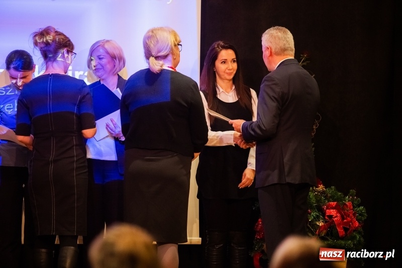 Zdjęcie w galerii na portalu naszraciborz.pl: Nauczyciele z regionu odebrali akty mianowania na nauczyciela dyplomowanego wiadomości z regionu