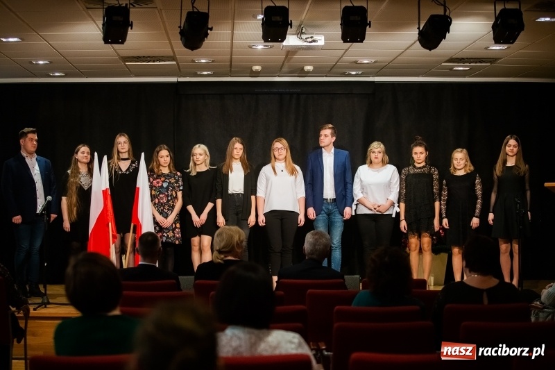 Zdjęcie w galerii na portalu naszraciborz.pl: Nauczyciele z regionu odebrali akty mianowania na nauczyciela dyplomowanego wiadomości z regionu