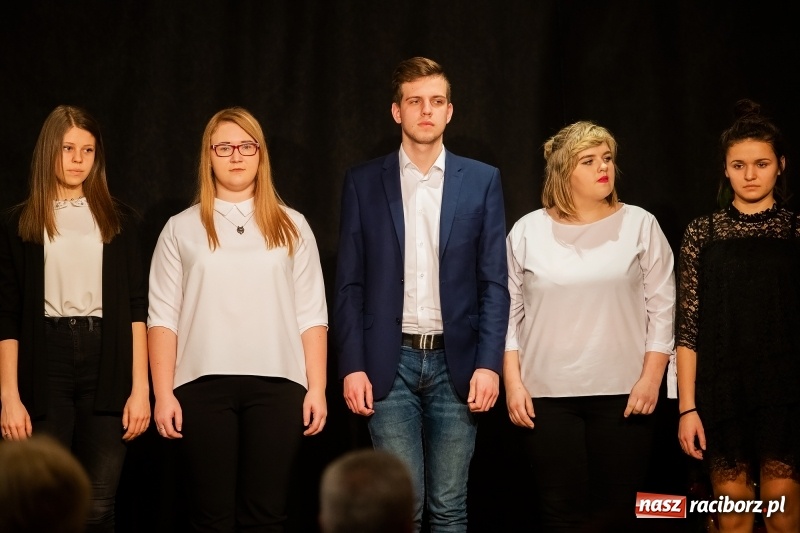 Zdjęcie w galerii na portalu naszraciborz.pl: Nauczyciele z regionu odebrali akty mianowania na nauczyciela dyplomowanego wiadomości z regionu