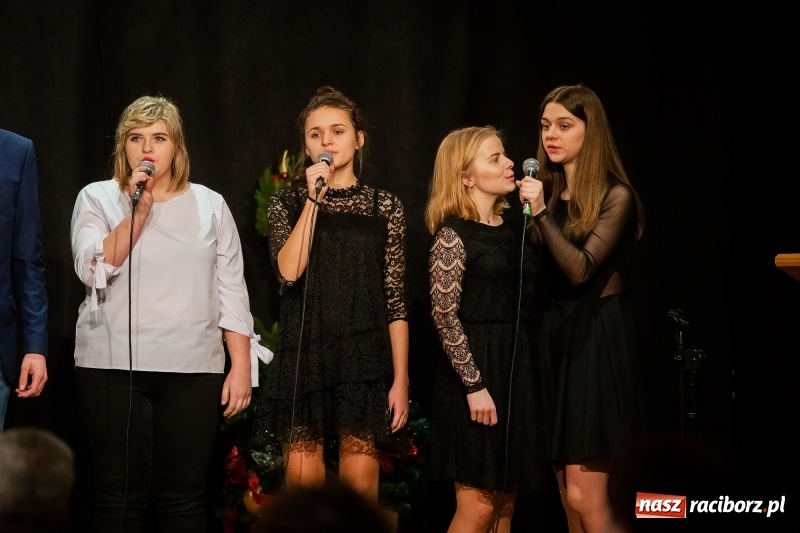 Zdjęcie w galerii na portalu naszraciborz.pl: Nauczyciele z regionu odebrali akty mianowania na nauczyciela dyplomowanego wiadomości z regionu