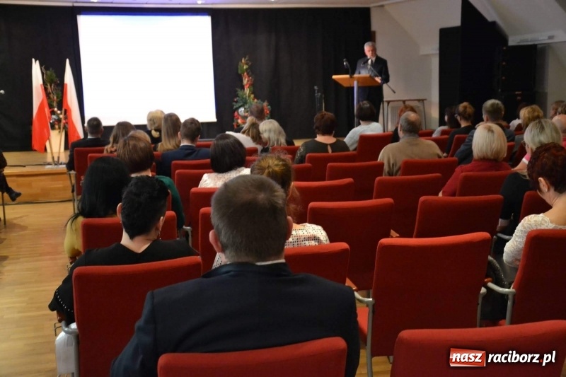 Zdjęcie w galerii na portalu naszraciborz.pl: Nauczyciele z regionu odebrali akty mianowania na nauczyciela dyplomowanego wiadomości z regionu