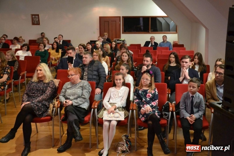 Zdjęcie w galerii na portalu naszraciborz.pl: Nauczyciele z regionu odebrali akty mianowania na nauczyciela dyplomowanego wiadomości z regionu