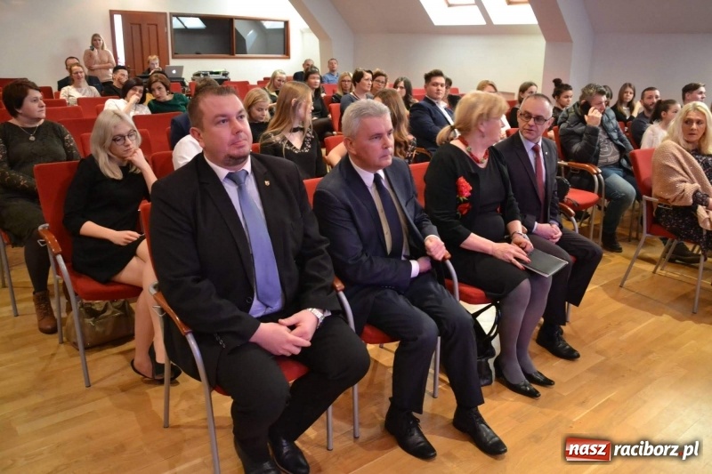 Zdjęcie w galerii na portalu naszraciborz.pl: Nauczyciele z regionu odebrali akty mianowania na nauczyciela dyplomowanego wiadomości z regionu