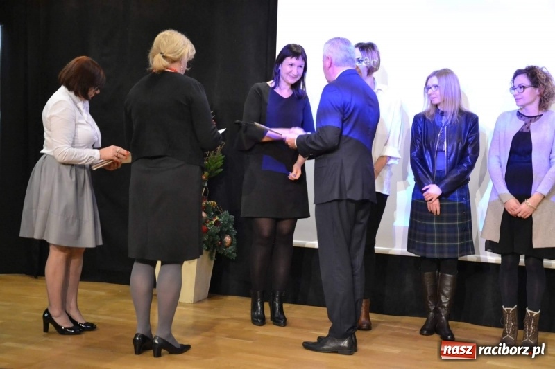 Zdjęcie w galerii na portalu naszraciborz.pl: Nauczyciele z regionu odebrali akty mianowania na nauczyciela dyplomowanego wiadomości z regionu