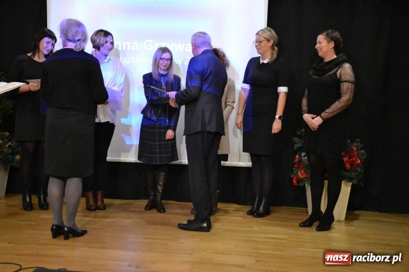 Zdjęcie w galerii na portalu naszraciborz.pl: Nauczyciele z regionu odebrali akty mianowania na nauczyciela dyplomowanego wiadomości z regionu