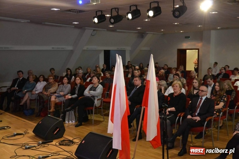 Zdjęcie w galerii na portalu naszraciborz.pl: Nauczyciele z regionu odebrali akty mianowania na nauczyciela dyplomowanego wiadomości z regionu