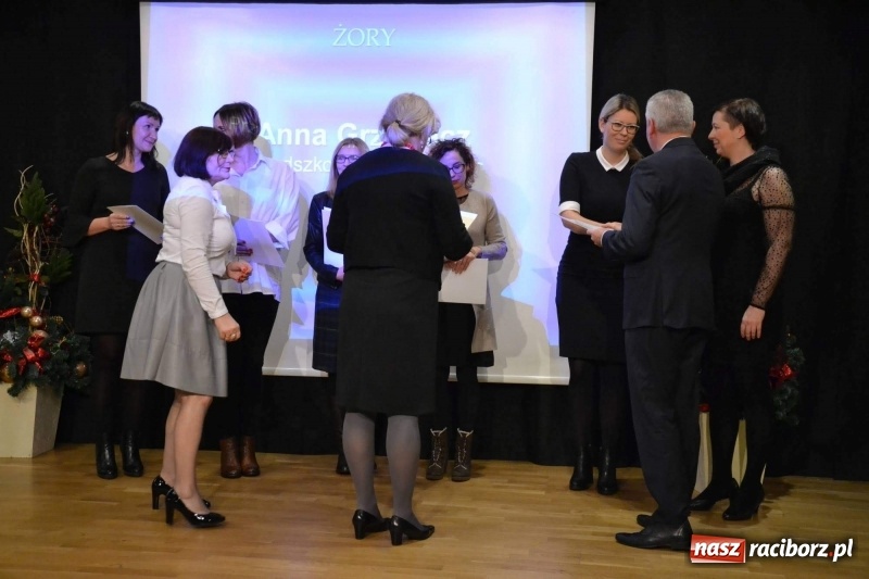 Zdjęcie w galerii na portalu naszraciborz.pl: Nauczyciele z regionu odebrali akty mianowania na nauczyciela dyplomowanego wiadomości z regionu