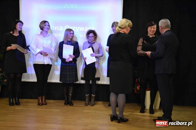 Zdjęcie w galerii na portalu naszraciborz.pl: Nauczyciele z regionu odebrali akty mianowania na nauczyciela dyplomowanego wiadomości z regionu