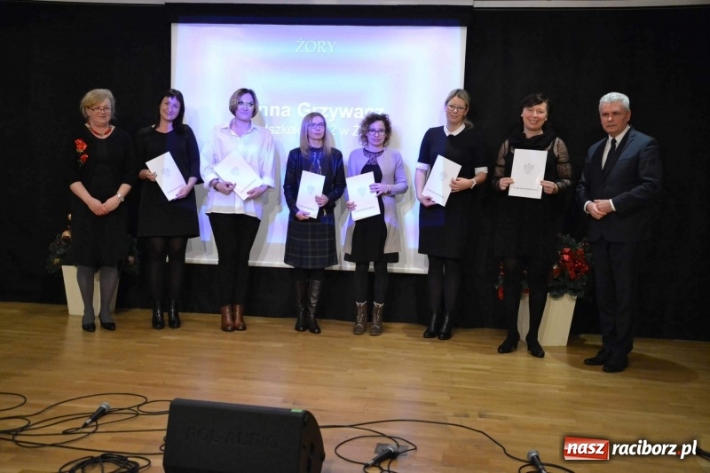 Zdjęcie w galerii na portalu naszraciborz.pl: Nauczyciele z regionu odebrali akty mianowania na nauczyciela dyplomowanego wiadomości z regionu