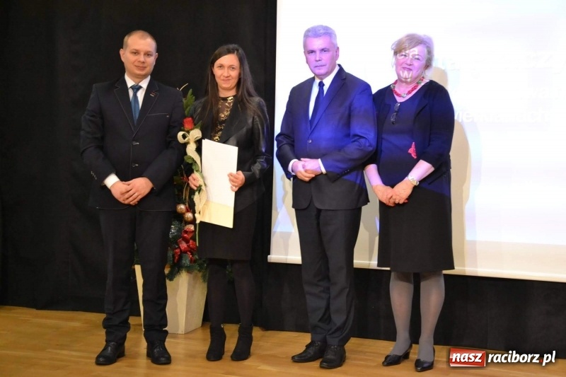 Zdjęcie w galerii na portalu naszraciborz.pl: Nauczyciele z regionu odebrali akty mianowania na nauczyciela dyplomowanego wiadomości z regionu