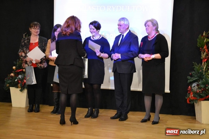 Zdjęcie w galerii na portalu naszraciborz.pl: Nauczyciele z regionu odebrali akty mianowania na nauczyciela dyplomowanego wiadomości z regionu